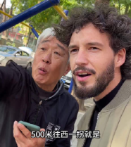 北京大爷热心指路，温暖游客旅途